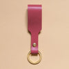Schlüsselanhänger mit Schlaufe aus rosanem Leder und goldenem Ring aus Edelstahl