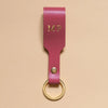 Schlüsselanhänger mit Schlaufe aus puderfarbenem Leder und goldenem Ring aus Edelstahl und goldener Prägung