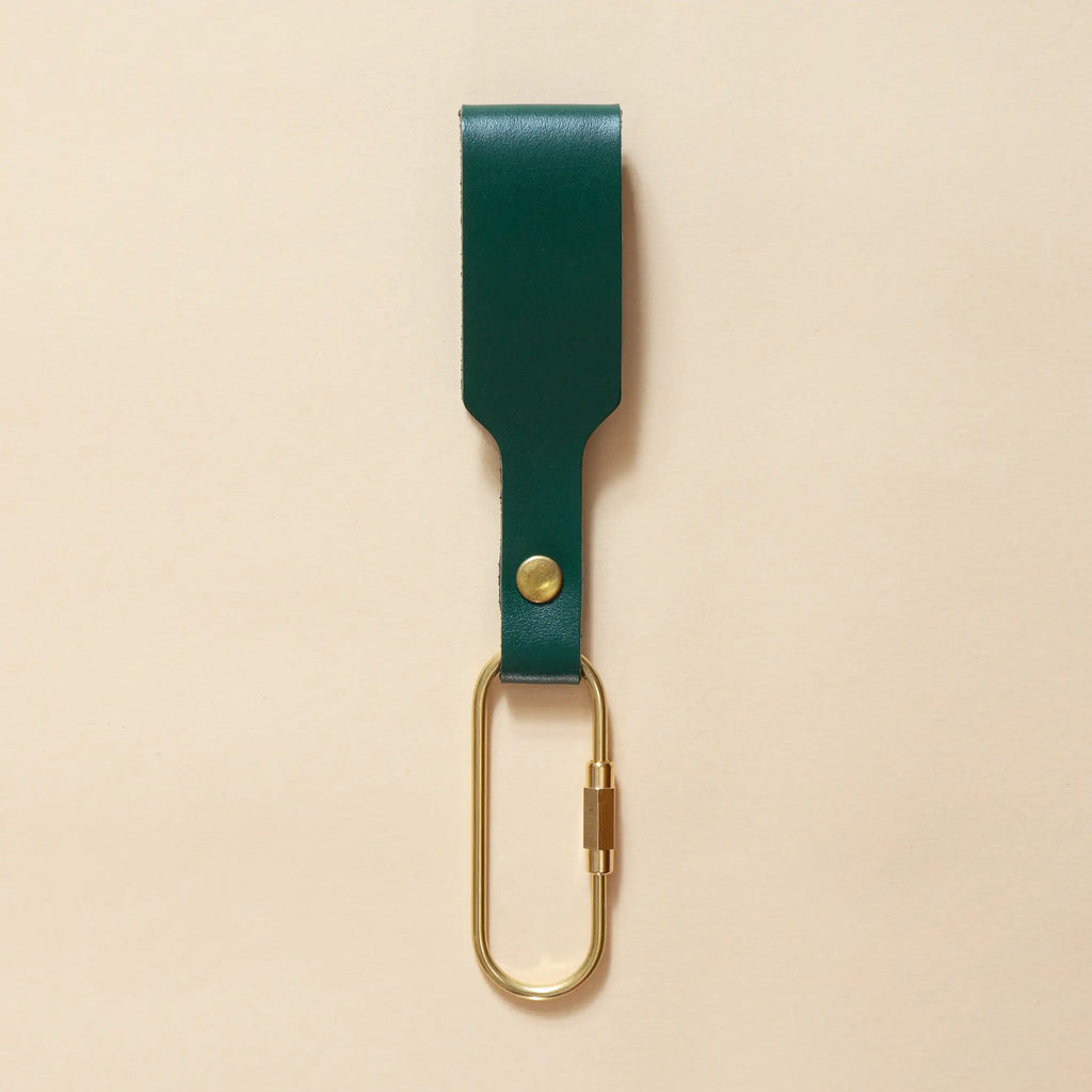 Tannengrüner Schlüsselanhänger mit Lederschlaufe und goldenem Karabiner