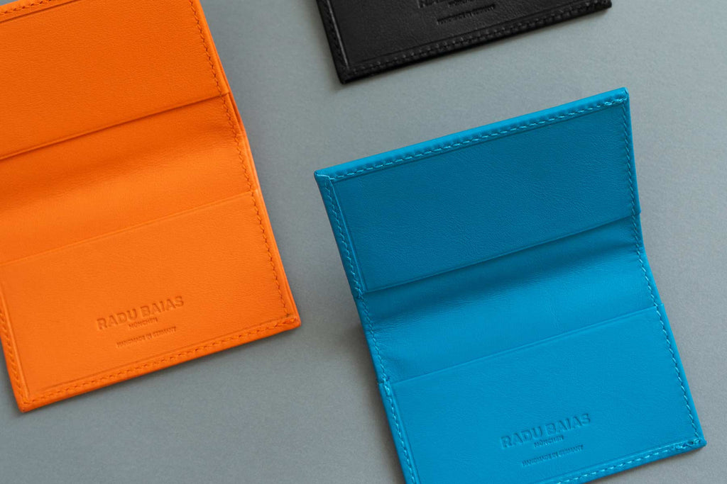 Mini Geldbörse in Orange, Blau und Schwarz mit Kartenfächern und Scheinfach