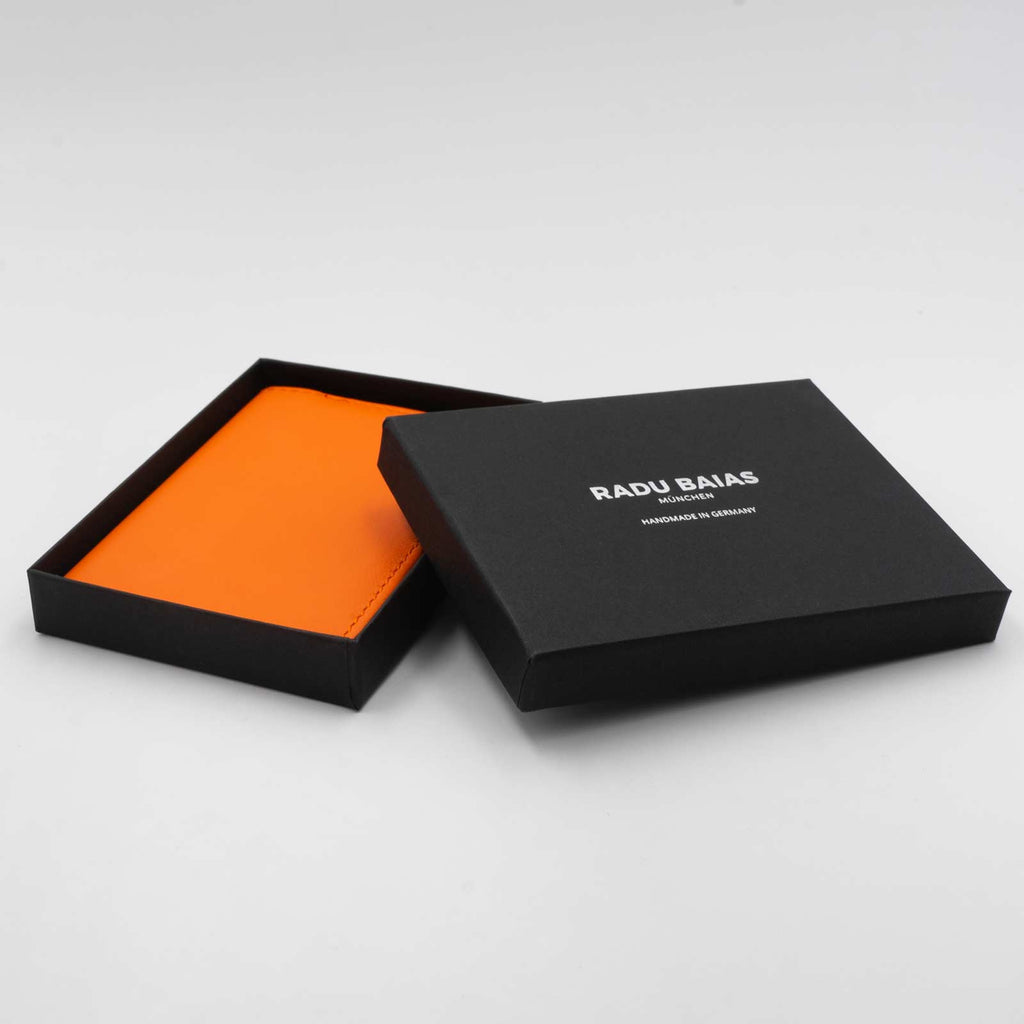 Mini Geldbörse in Orange aus Nappaleder mit schwarzer Schachtel als Geschenkverpackung