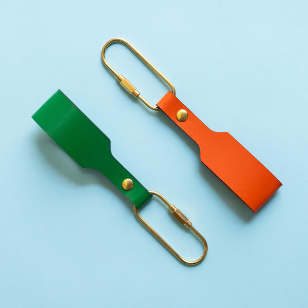 Schlüsselanhänger in Grün und Orange aus Leder mit Messing Karabiner