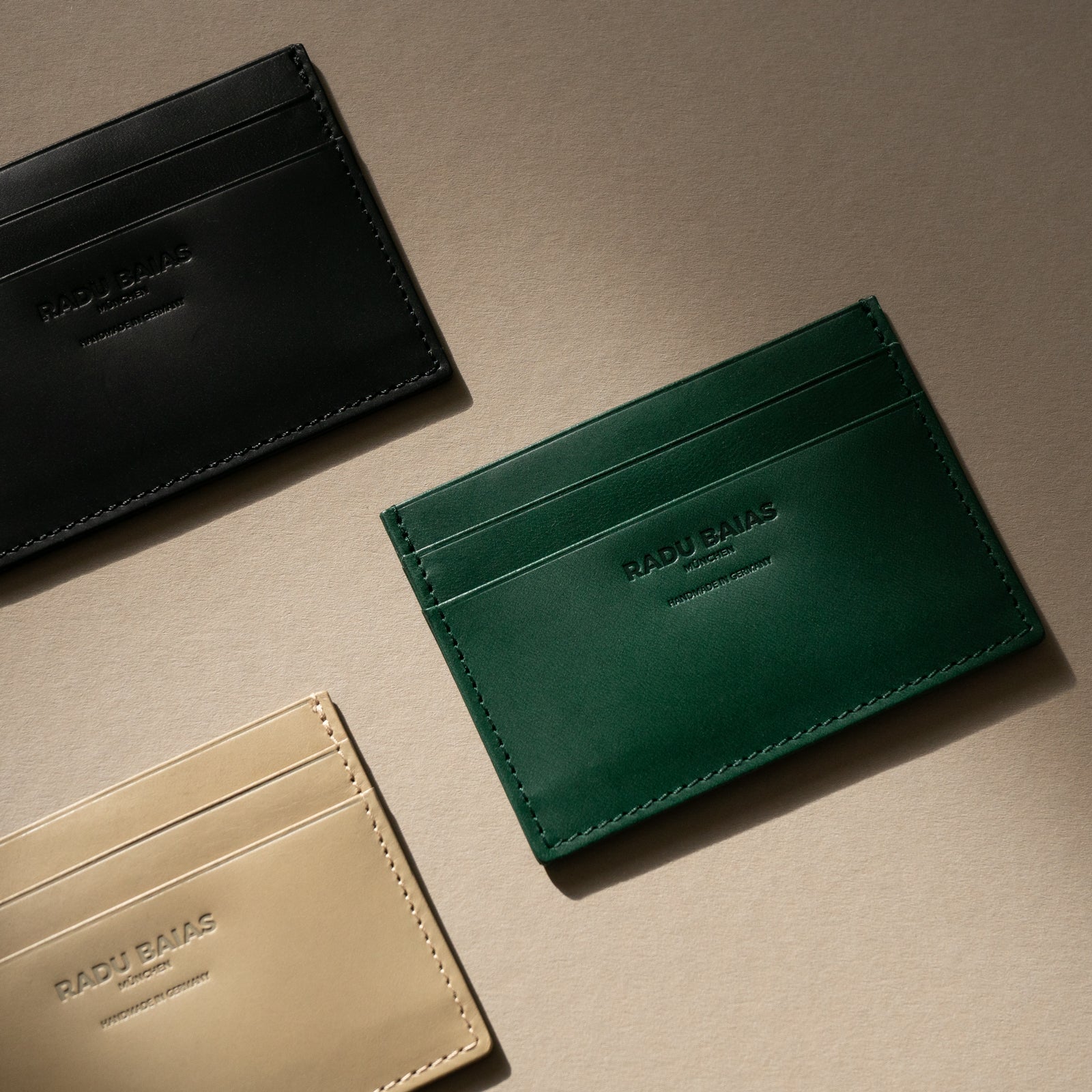 Portemonnaie Kollektion mit drei beispielhaften Cardholdern in verschiedenen Farben