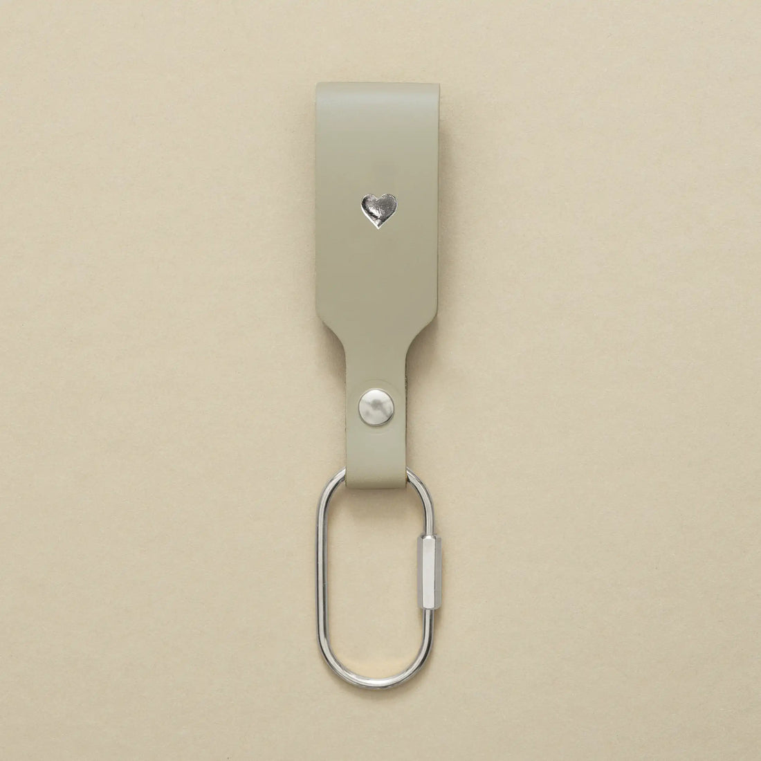 Schlüsselanhänger Moosgrau mit Karabiner Silber – aus Premium Leder