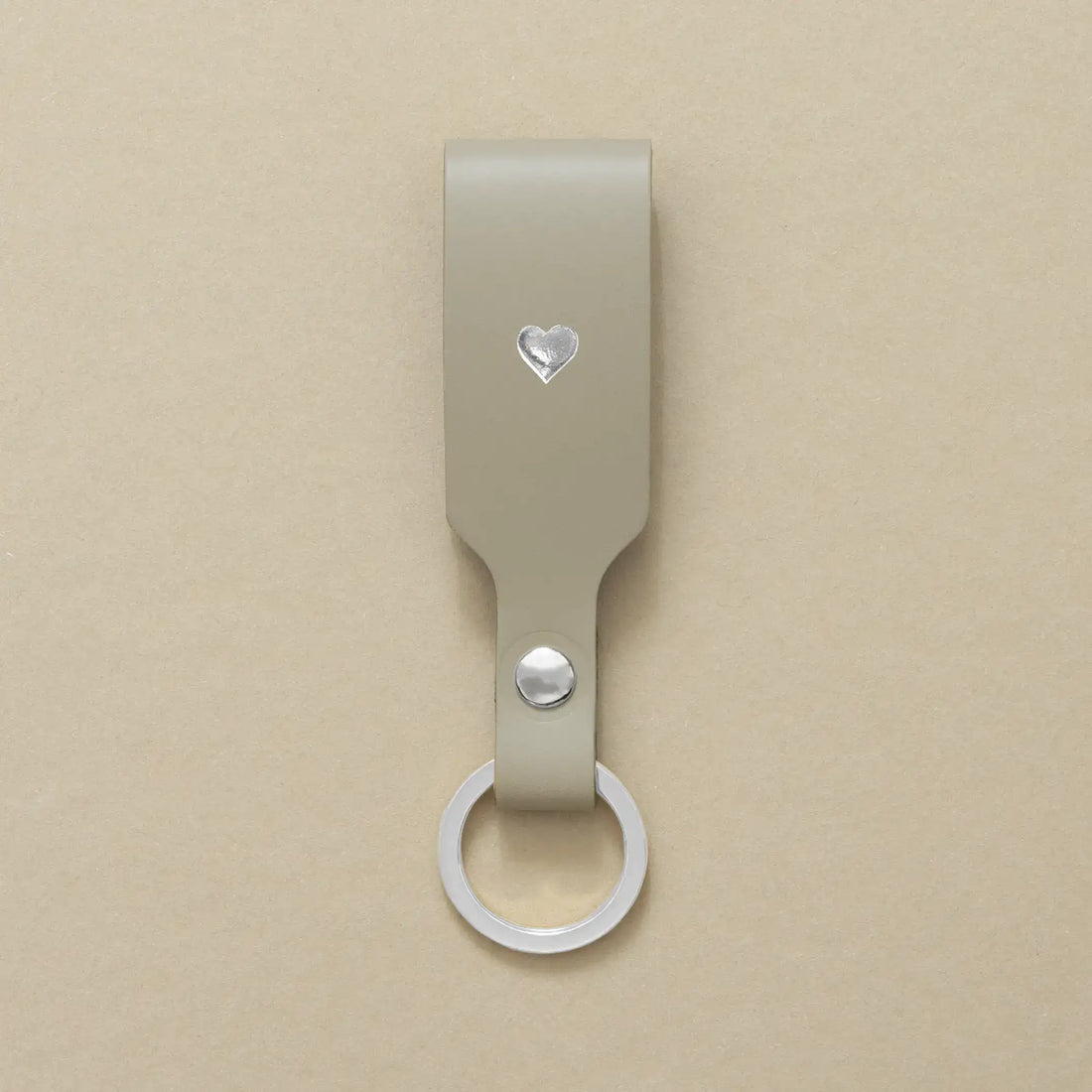 Schlüsselanhänger Moosgrau mit Ring Silber – aus Premium Leder