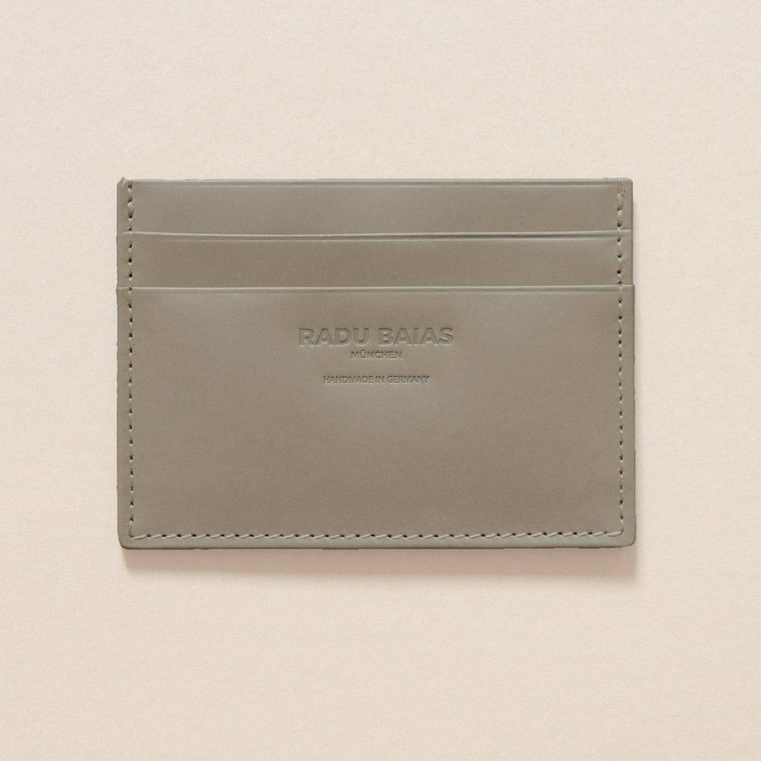 Cardholder aus Leder in Moosgrau mit Logoprägung (farblos)