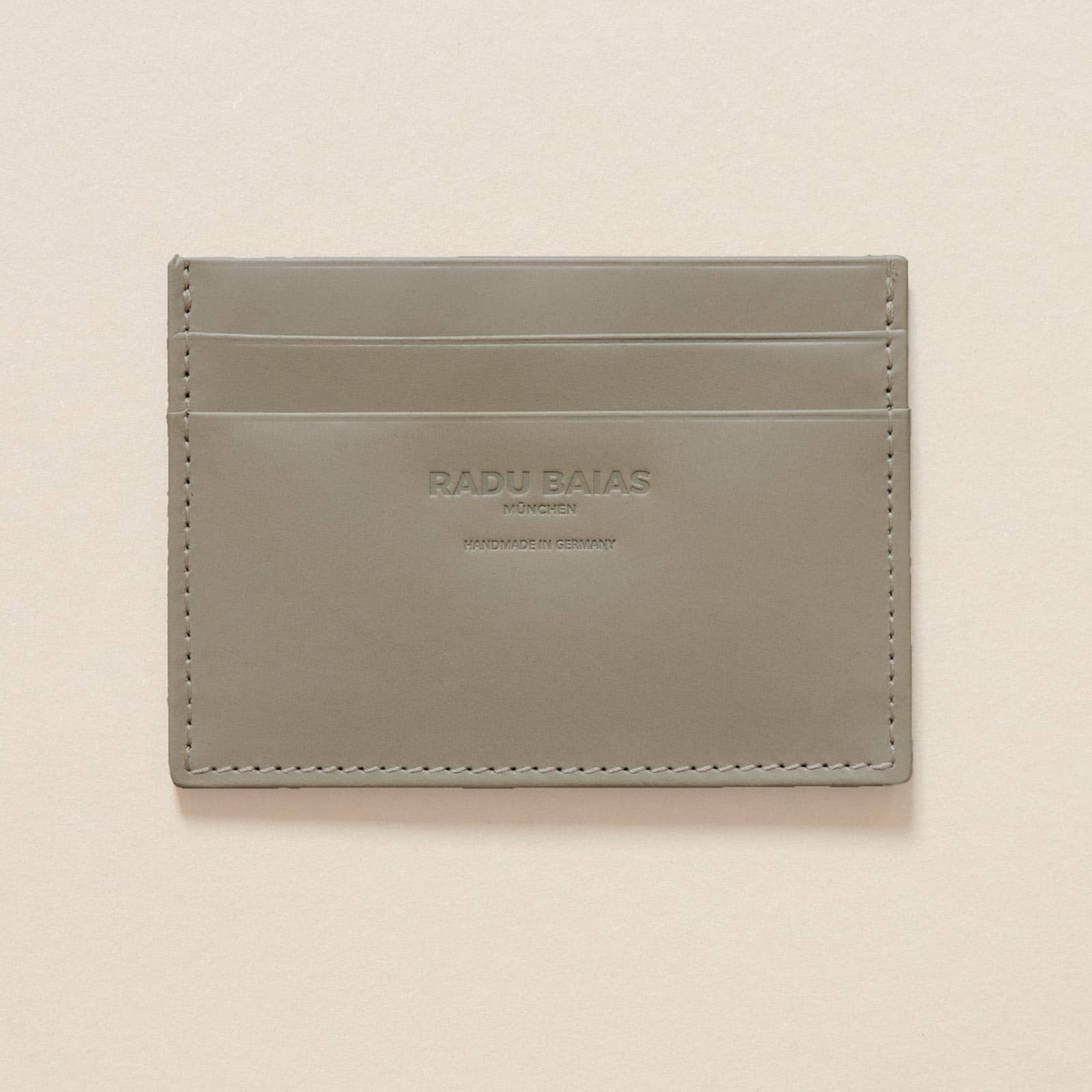 Cardholder aus Leder in Moosgrau mit Logoprägung (farblos)