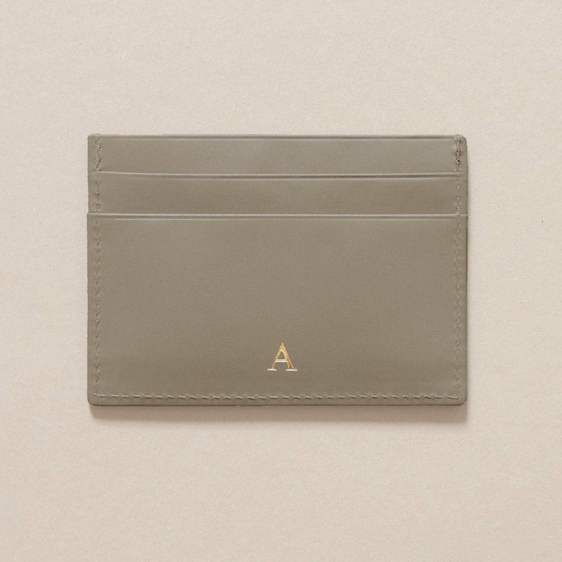 Cardholder aus Leder in Moosgrau mit Logoprägung (farblos)