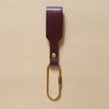 Bordeauxroter Schlüsselanhänger mit Lederschlaufe und goldenem Messing-Karabiner