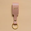 Schlüsselanhänger mit Schlaufe aus puderfarbenem Leder und goldenem Ring aus Edelstahl