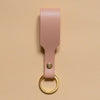 Schlüsselanhänger mit Schlaufe aus puderfarbenem Leder und goldenem Ring aus Edelstahl