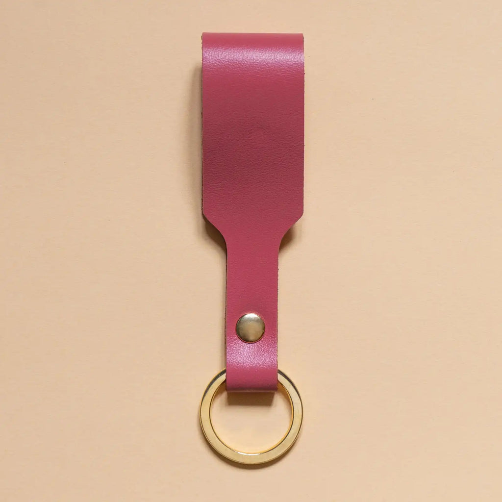 Schlüsselanhänger mit Schlaufe aus rosanem Leder und goldenem Ring aus Edelstahl