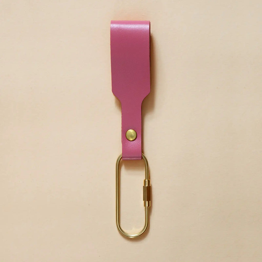 Rosafarbener Schlüsselanhänger mit Lederschlaufe und goldenem Karabiner 