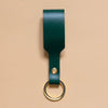 Schlüsselanhänger mit Schlaufe aus tannengrünem Leder und goldenem Ring aus Edelstahl