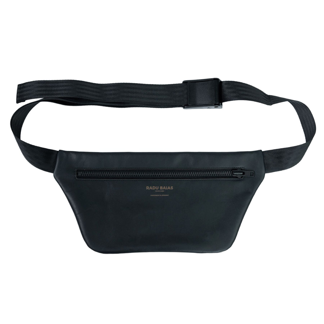 Vorderansicht einer schwarzen Crossbody Tasche aus pflanzlich gegerbtem Leder mit schwarzem Reißverschluss und schwarzem Tragegurt