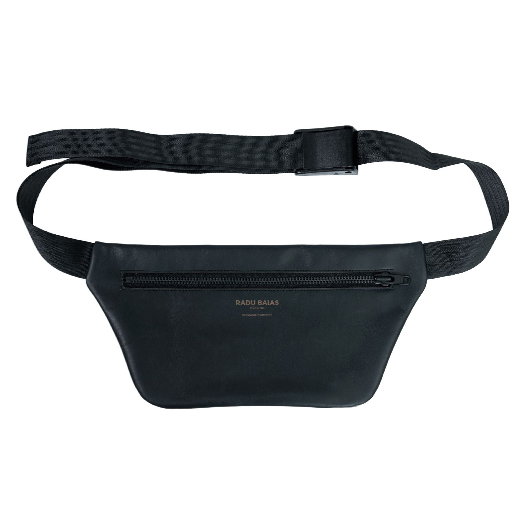 Vorderansicht einer schwarzen Crossbody Tasche aus pflanzlich gegerbtem Leder mit schwarzem Reißverschluss und schwarzem Tragegurt