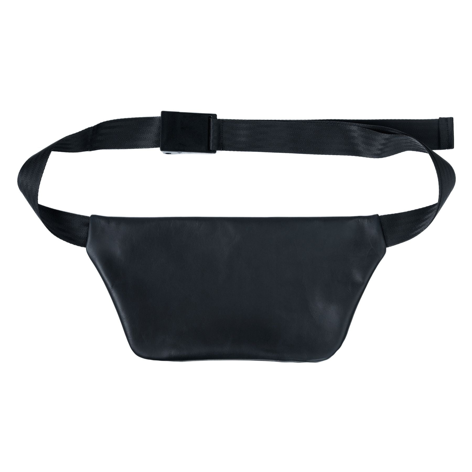 Rückansicht einer schwarzen Crossbody Tasche aus pflanzlich gegerbtem Leder mit schwarzem Reißverschluss und schwarzem Tragegurt