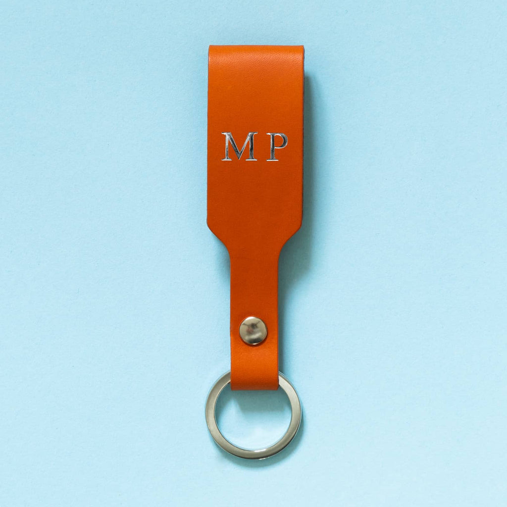 Personalisierter Schlüsselanhänger in Orange aus Premium Leder mit Initialen Prägung in Silber 