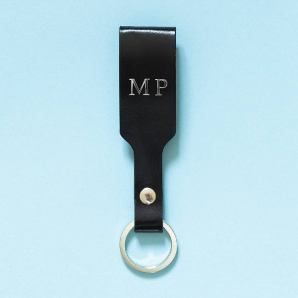 Personalisierter Schlüsselanhänger in Schwarz aus Premium Leder mit Initialen Prägung in Silber 