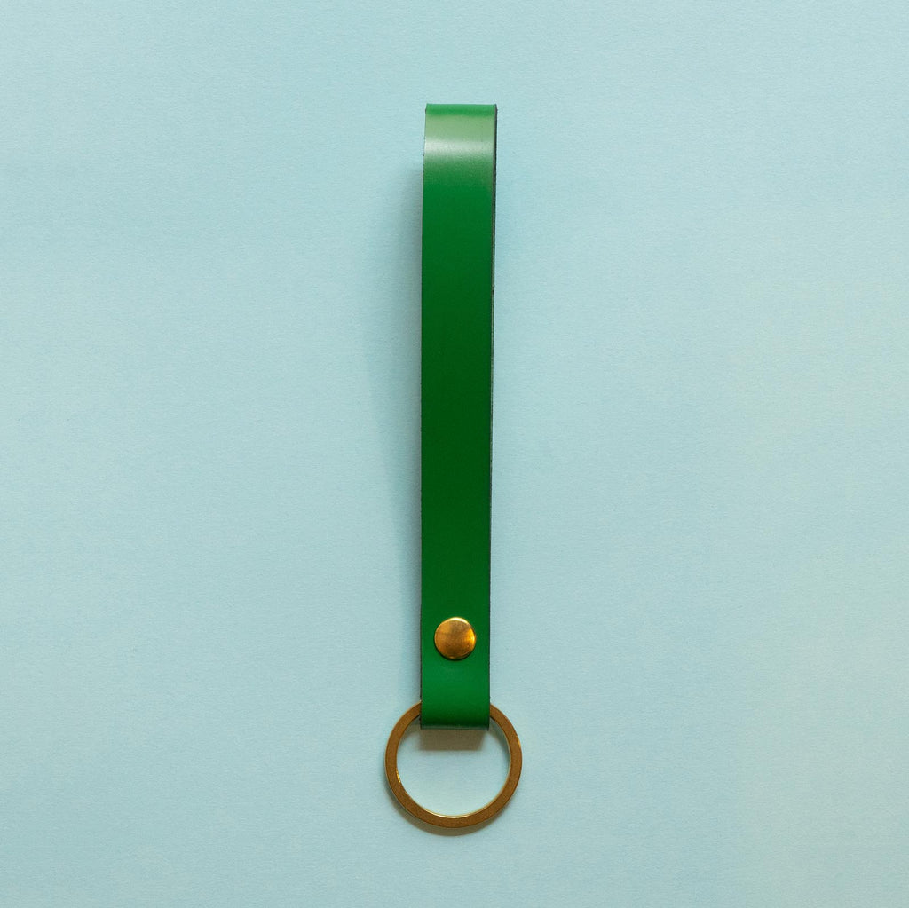 Grüner Schlüsselanhänger in Grün aus Leder mit Messing Ring