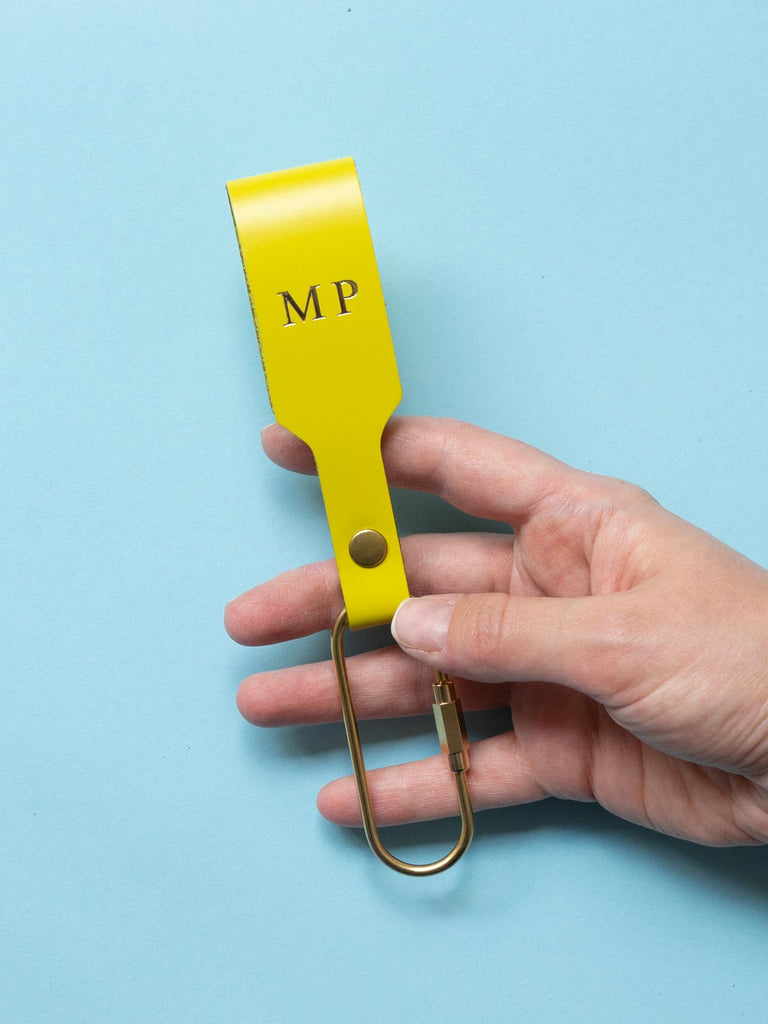 Gelber Schlüsselanhänger mit Messing-Karabiner aus Premium Leder mit goldener Prägung