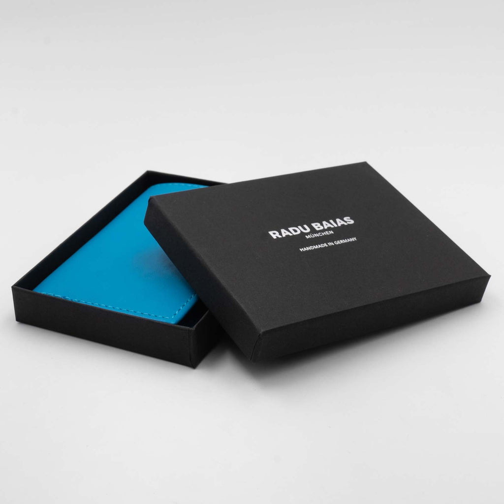 Mini Geldbörse in Blau aus Premium Nappaleder mit schwarzer Schachtel als Geschenkverpackung