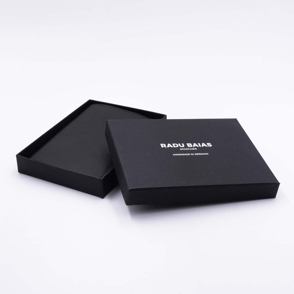 Schwarze Mini Geldbörse aus Nappaleder mit schwarzer Schachtel als Geschenkverpackung