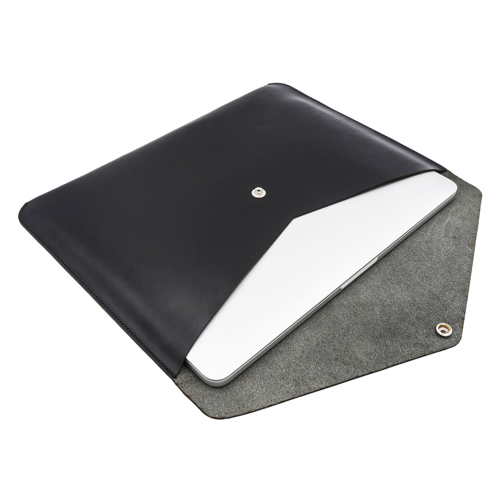 Geöffnete schwarze Laptoptasche mit Druckknopf für MacBook und MacBook Pro 13 Zoll aus pflanzlich gegerbtem Leder
