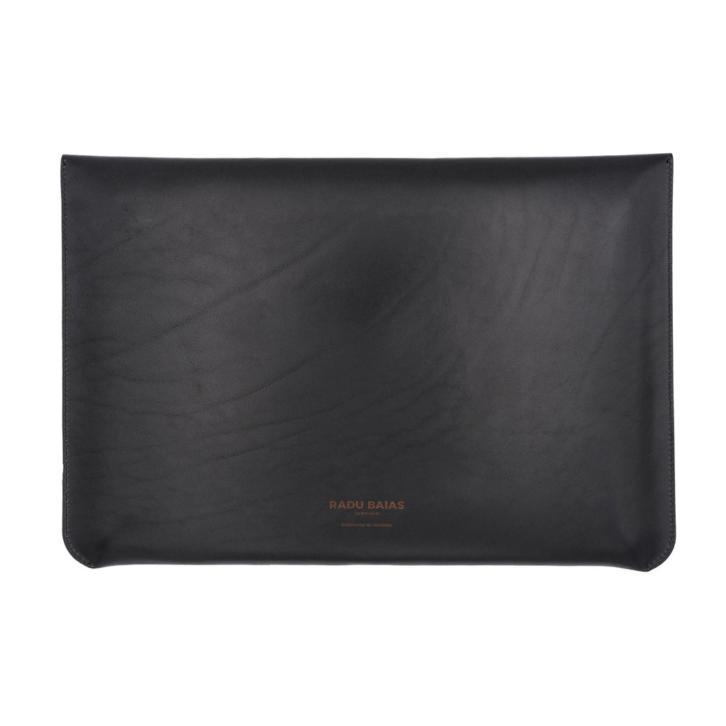 Rückansicht einer schwarzen Laptoptasche mit Druckknopf für MacBook und MacBook Pro 13 Zoll aus pflanzlich gegerbtem Leder