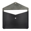 Geöffnete schwarze Laptoptasche mit Druckknopf für MacBook und MacBook Pro 13 Zoll aus pflanzlich gegerbtem Leder