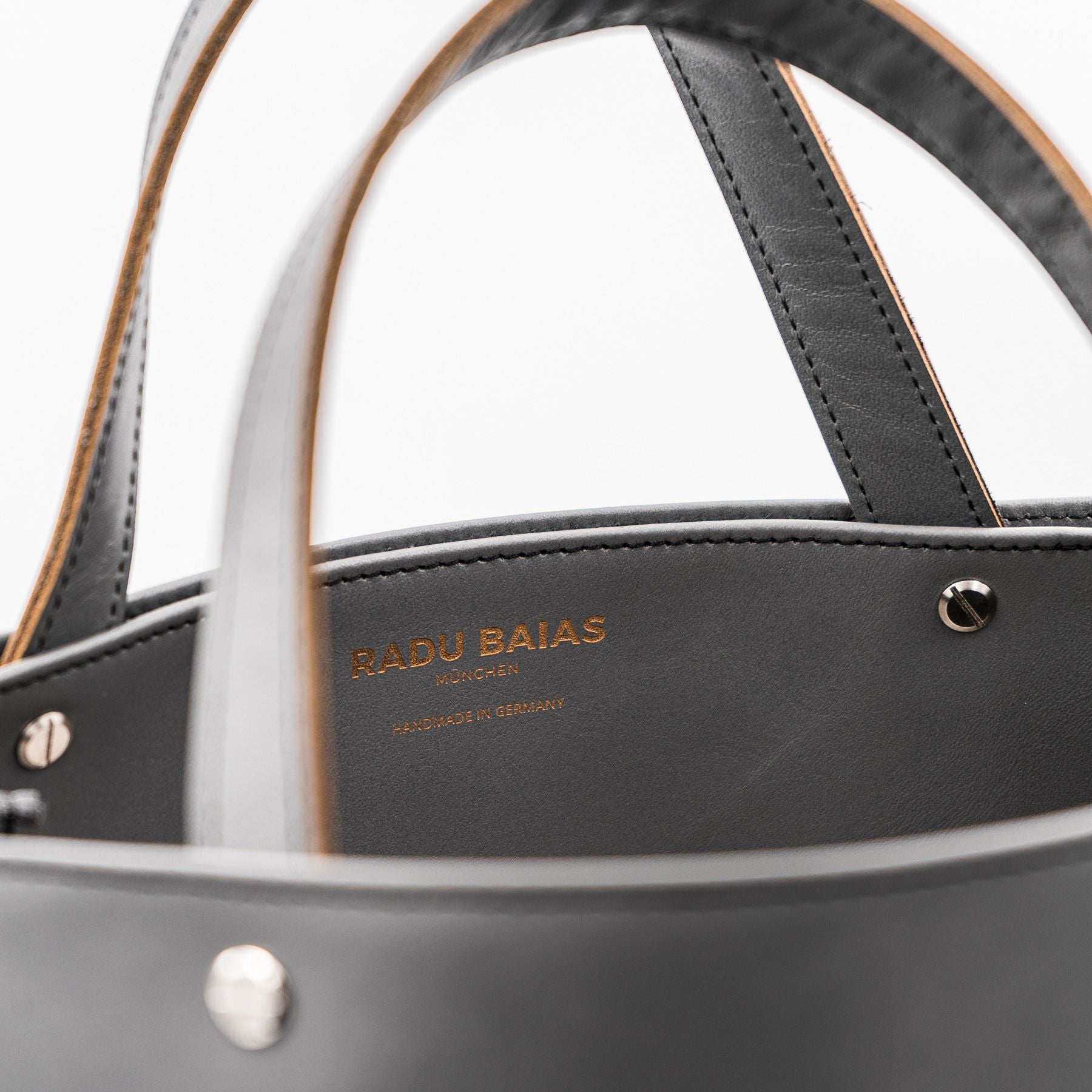 Detailansicht der Innenseite eines grauen Shoppers aus pflanzlich gegerbtem Olivenleder® mit matter Oberfläche und silbernen Beschlägen