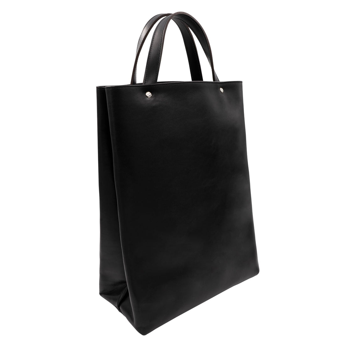 Vorderansicht eines schwarzen Shoppers aus pflanzlich gegerbtem Sattelleder mit matter Oberfläche, kurzen Tragegriffen und silbernen Schraubnieten