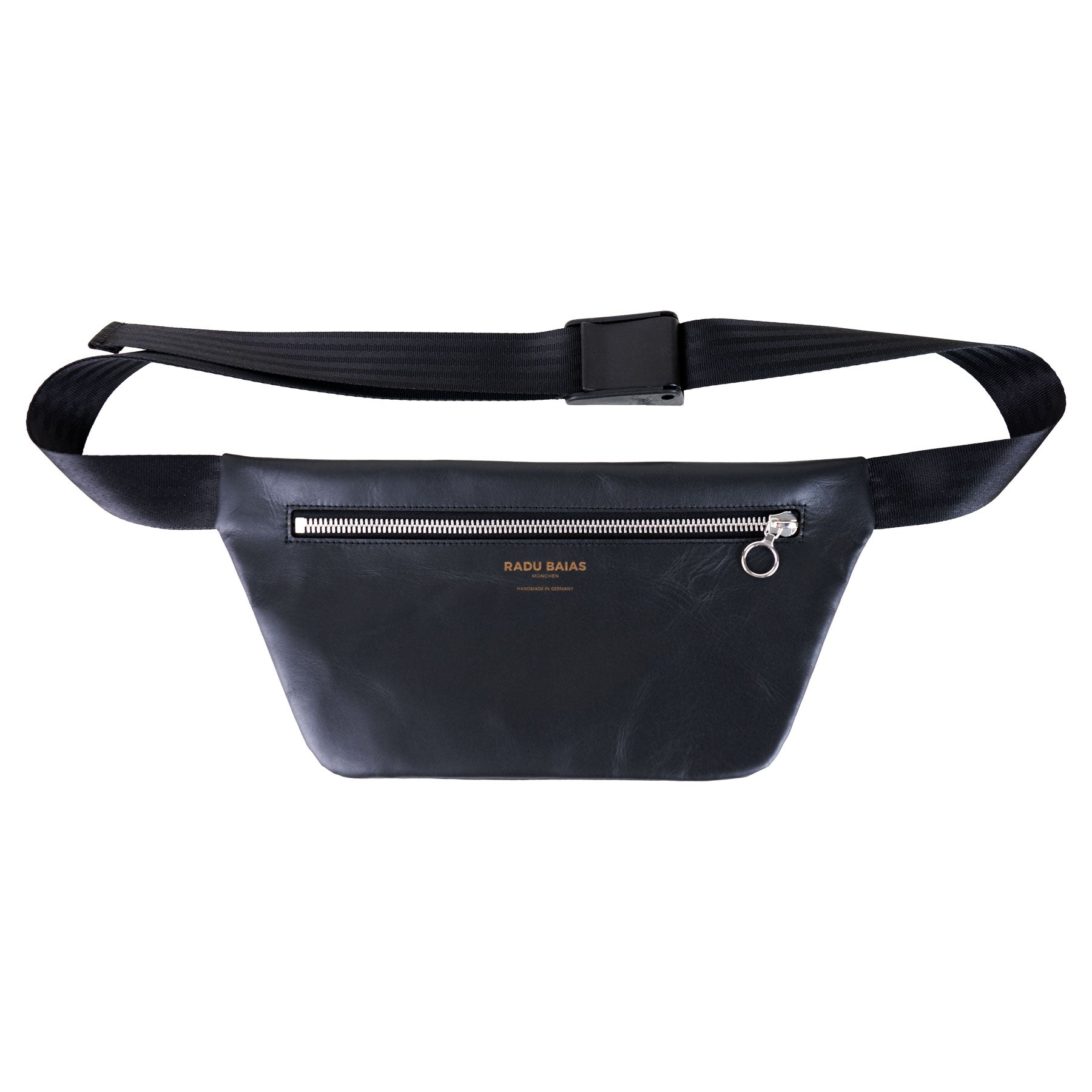 Vorderansicht einer schwarzen Crossbody Tasche aus pflanzlich gegerbtem Leder mit silbernem Reißverschluss und schwarzem Tragegurt