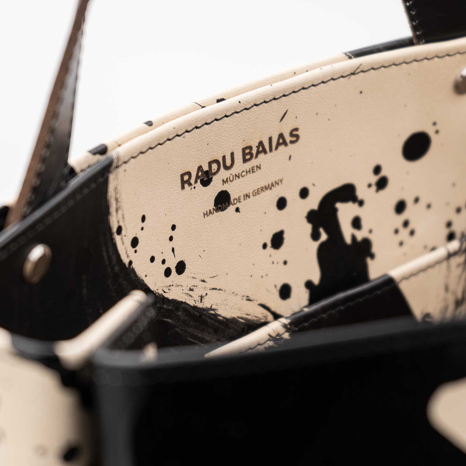 Innenansicht eines abstrakt handbemalten Shoppers in schwarz und beige von Radu Baias aus premium pflanzlich gegerbtem Olivenleder®