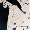 Detailansicht eines abstrakt handbemalten Shoppers in schwarz und beige von Radu Baias aus premium pflanzlich gegerbtem Olivenleder®