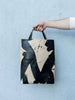 Frontale Ansicht eines abstrakt handbemalten Shoppers in schwarz und beige von Radu Baias aus premium pflanzlich gegerbtem Olivenleder®