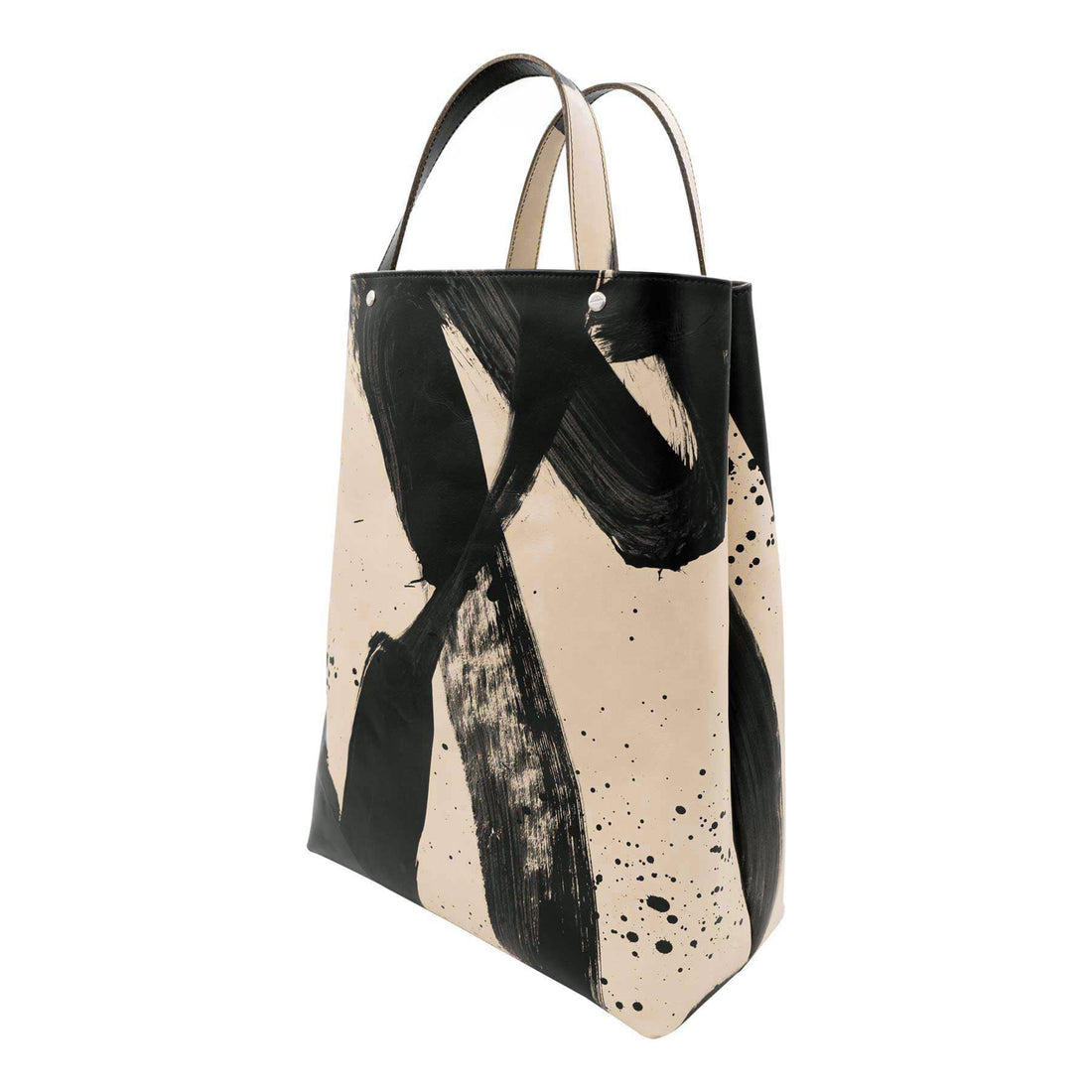 Schräge Ansicht eines abstrakt handbemalten Shoppers in schwarz und beige von Radu Baias aus premium pflanzlich gegerbtem Olivenleder®