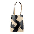 Frontale Ansicht eines abstrakt handbemalten Shoppers mit langen Henkeln in schwarz und beige von Radu Baias aus premium pflanzlich gegerbtem Olivenleder®