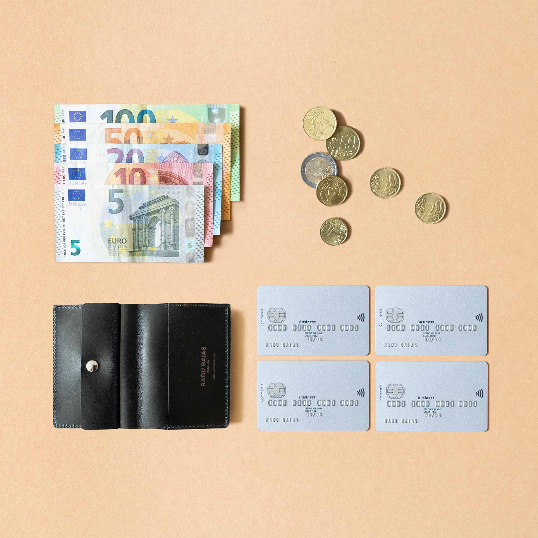 Aufgeklappte Ansicht des Slim Wallets mit Münzfach aus pflanzlich gegerbtem Leder mit Scheinen, Münzen und vier Karten